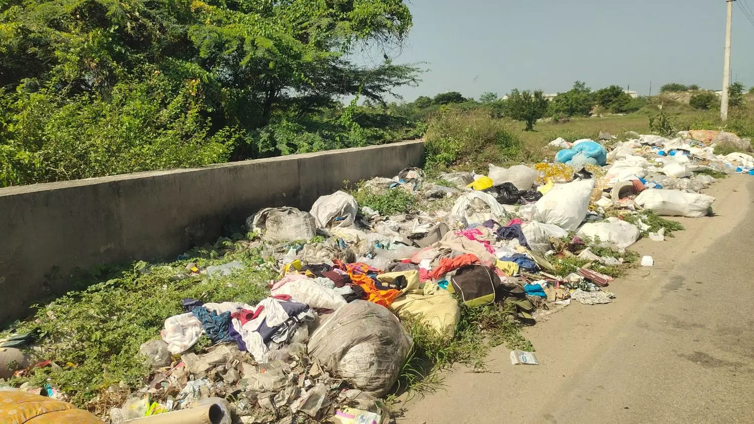 சாலையில் குவிந்துள்ள குப்பைகள் சாலையில் குவிந்துள்ள குப்பைகள்