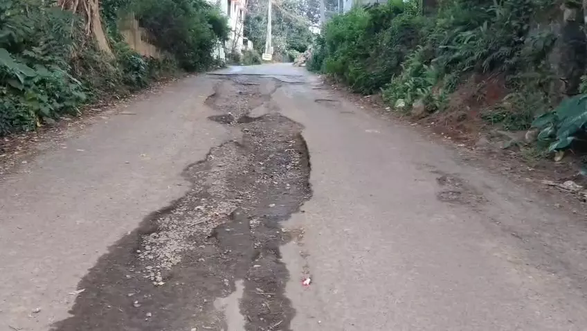 சேதமடைந்த சாலை சேதமடைந்த சாலை