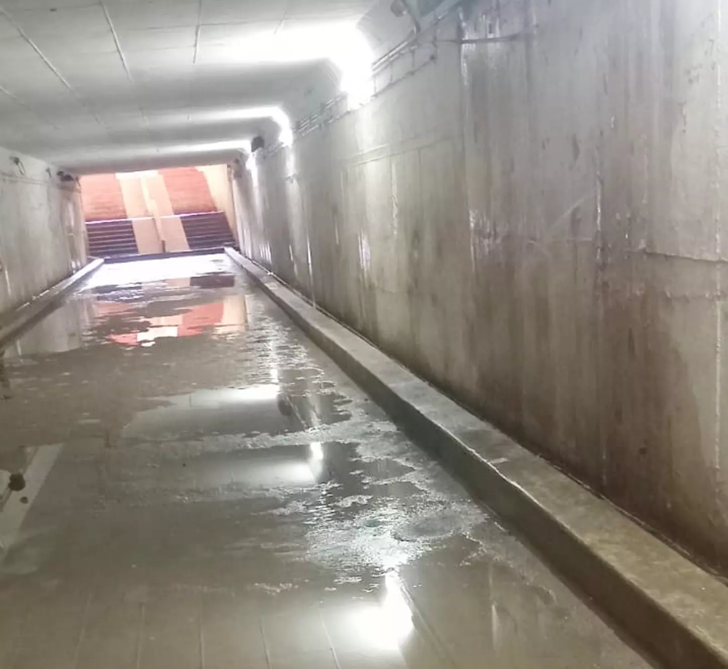 சுரங்கப்பாதையில் தேங்கிய மழைநீர் சுரங்கப்பாதையில் தேங்கிய மழைநீர்