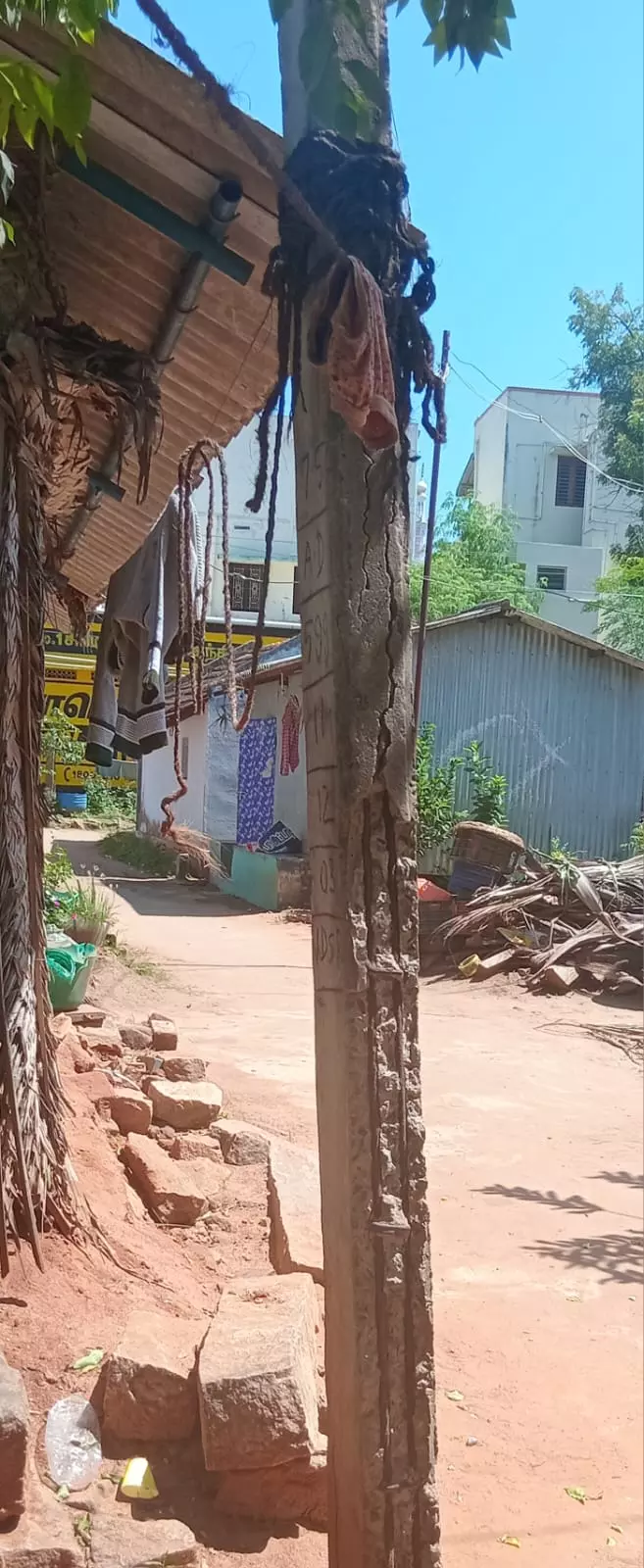 முறிந்து விழும் நிலையில் மின்கம்பம் முறிந்து விழும் நிலையில் மின்கம்பம்