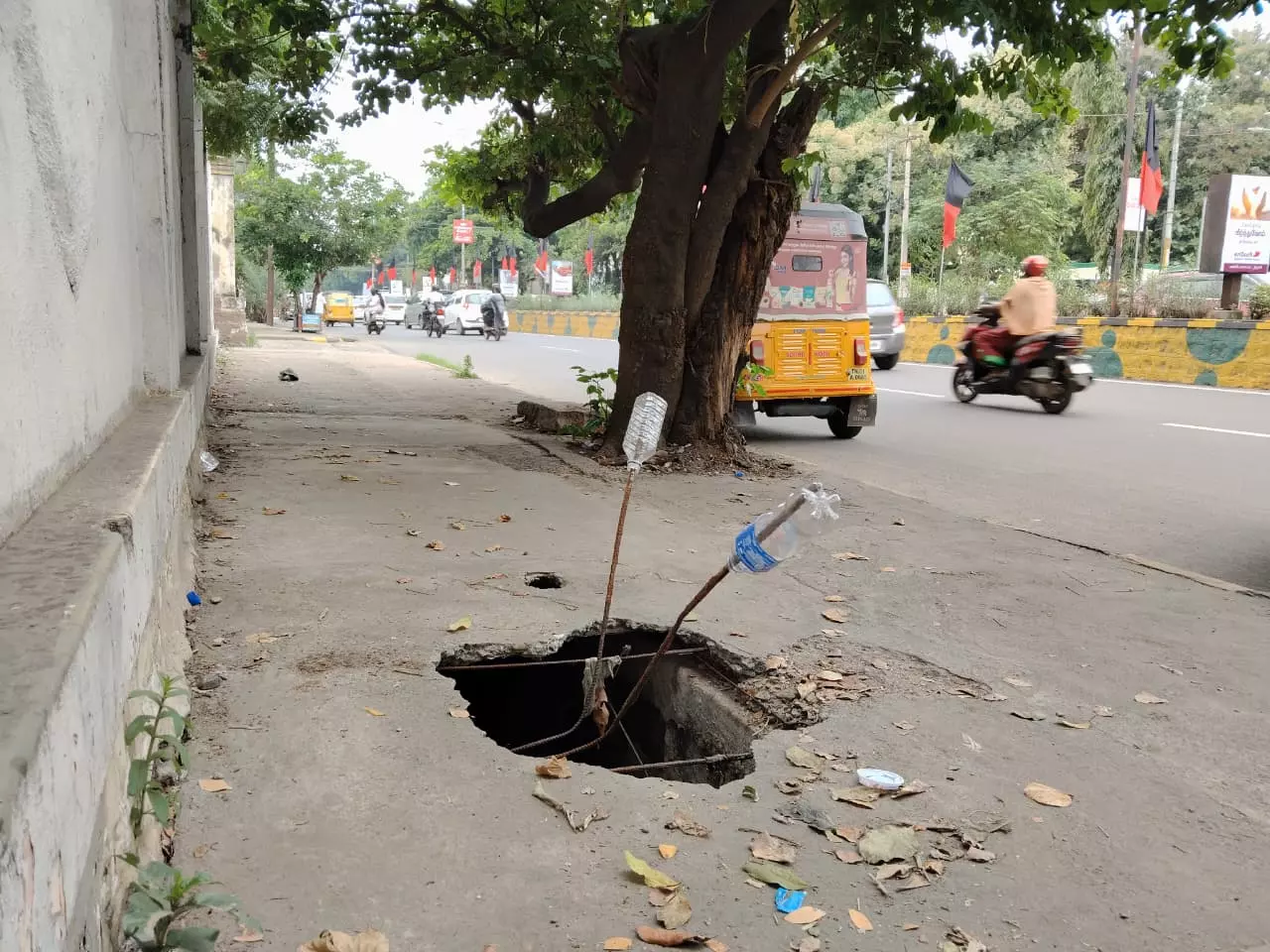 நடைபாதையில் பள்ளம் நடைபாதையில் பள்ளம்