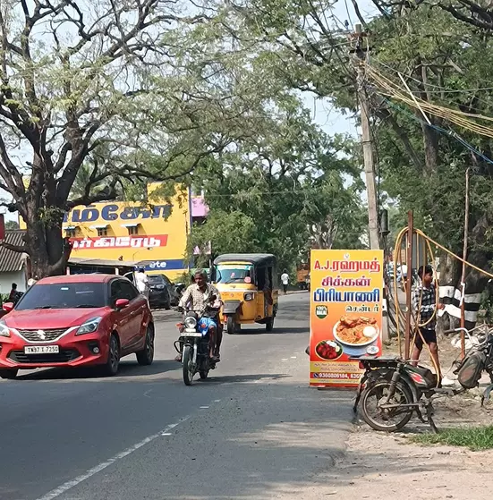 ஆபத்தை ஏற்படுத்தும் பெயர்பலகைகள் ஆபத்தை ஏற்படுத்தும் பெயர்பலகைகள்