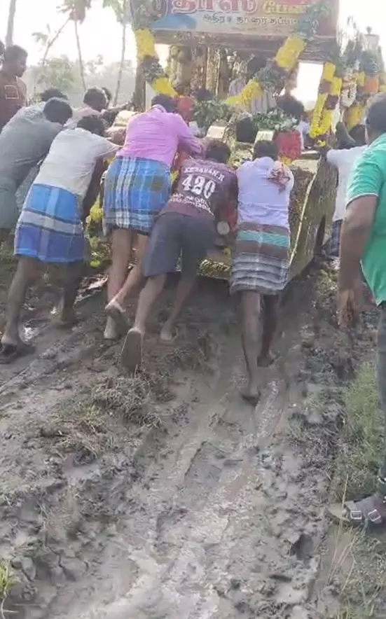 சேறும் சகதியுமான மயான சாலை சேறும் சகதியுமான மயான சாலை