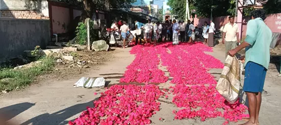 தரையில் கொட்டி விற்கப்படும் பூக்கள் தரையில் கொட்டி விற்கப்படும் பூக்கள்