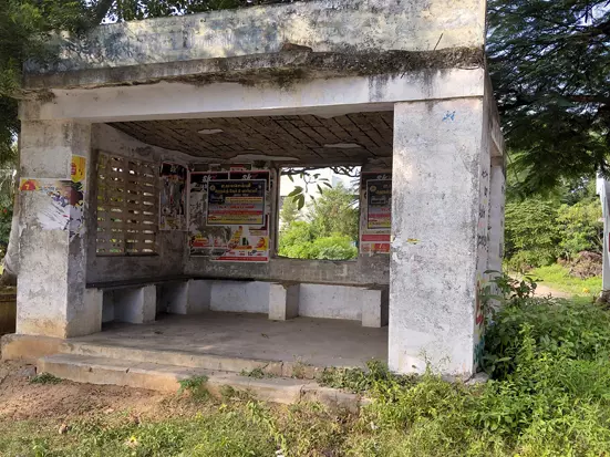 சேதமடைந்த பயணிகள் நிழற்கூடம் சேதமடைந்த பயணிகள் நிழற்கூடம்