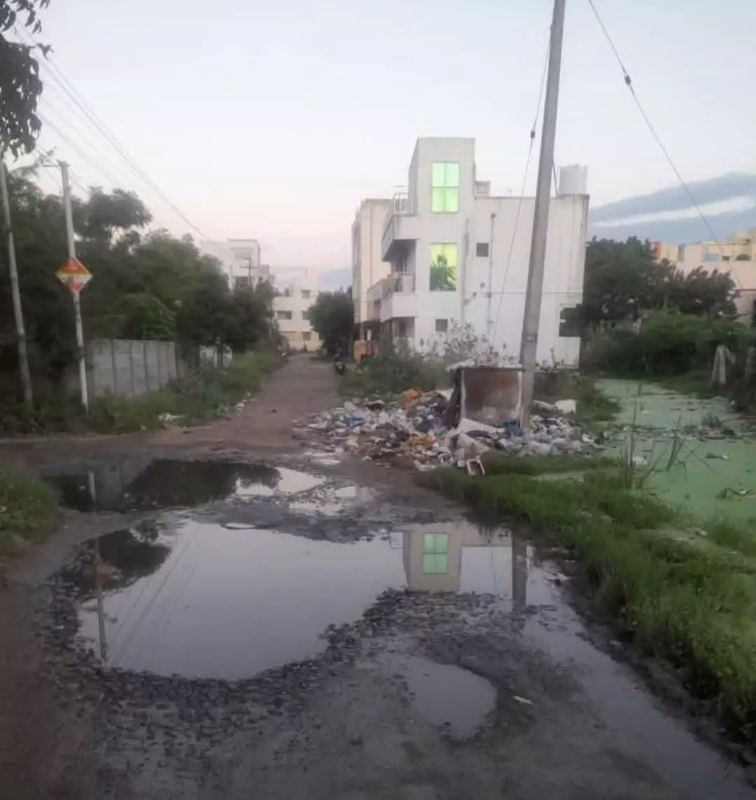 குண்டும், குழியுமான சாலை குண்டும், குழியுமான சாலை