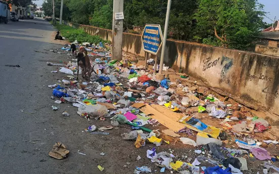 சாலை ஓரம் குவியும் குப்பைகள் சாலை ஓரம் குவியும் குப்பைகள்