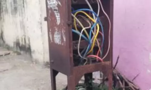 துருபிடித்த மின்பெட்டிகள்