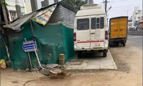 நடைபாதையை ஆக்கிரமிக்கும் வாகனங்கள்