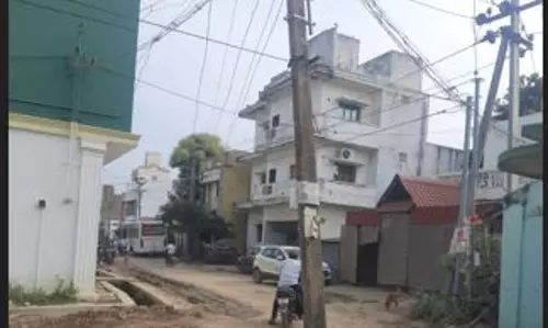 பொதுமக்களை அச்சுறுத்தும் மின்கம்பம் பொதுமக்களை அச்சுறுத்தும் மின்கம்பம்