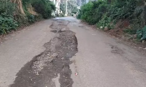 சேதமடைந்த சாலை