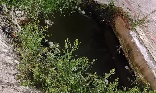 சாக்கடை கால்வாய்க்கு மூடி வேண்டும்