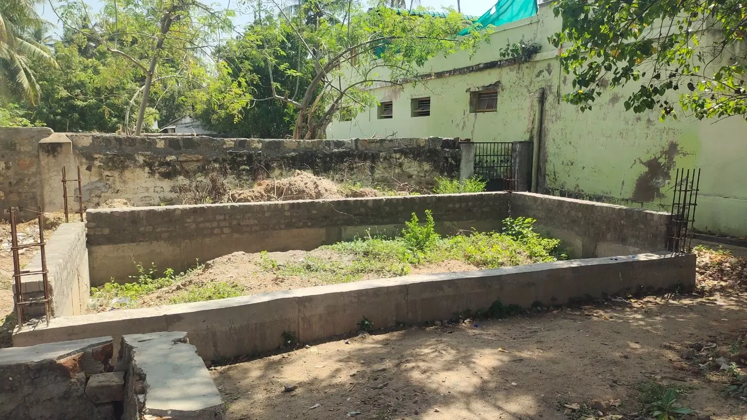 கிடப்பில் போடப்பட்டுள்ள நிழற்குடை அமைக்கும் பணி கிடப்பில் போடப்பட்டுள்ள நிழற்குடை அமைக்கும் பணி