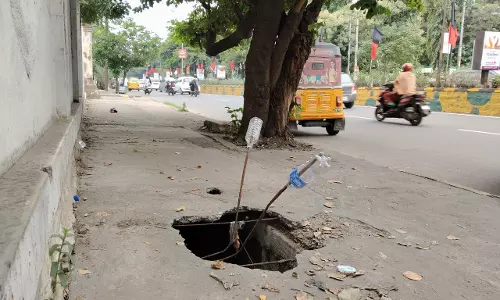 நடைபாதையில் பள்ளம்