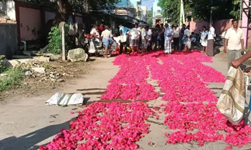 தரையில் கொட்டி விற்கப்படும் பூக்கள்