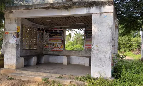 சேதமடைந்த பயணிகள் நிழற்கூடம்