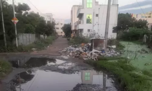 குண்டும், குழியுமான சாலை குண்டும், குழியுமான சாலை