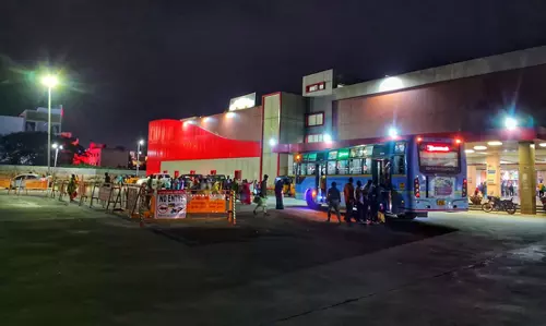 புதிய பஸ் நிலையத்தில் கூடுதல் மின் விளக்கு வசதி