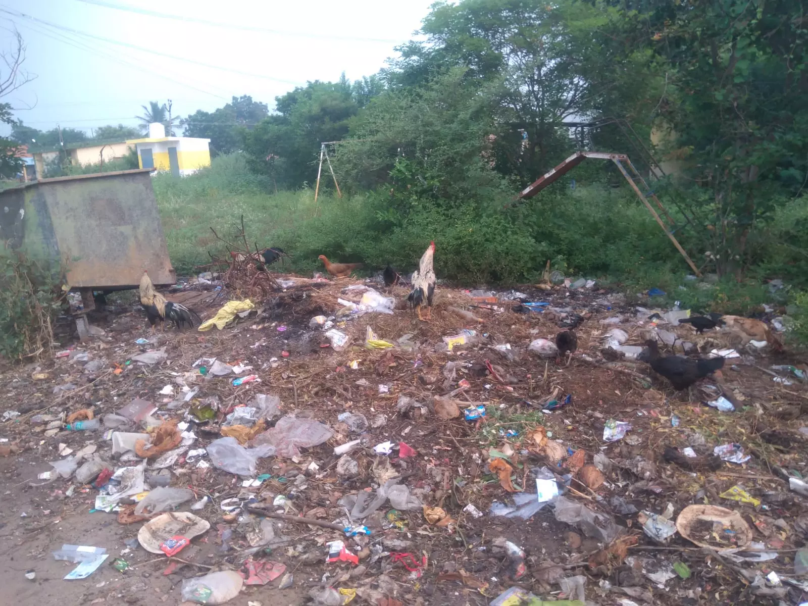 குப்பை கிடங்கான மைதானம் குப்பை கிடங்கான மைதானம்