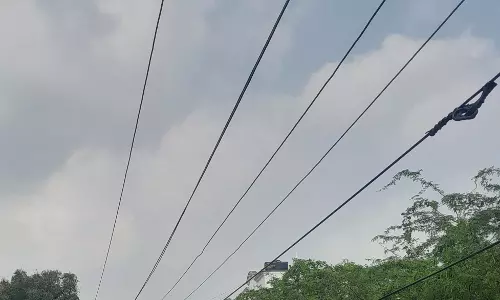 தாழ்வாக செல்லும் மின்கம்பிகள்