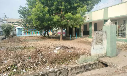 பள்ளிக்கு சுற்றுச்சுவர் வேண்டும்