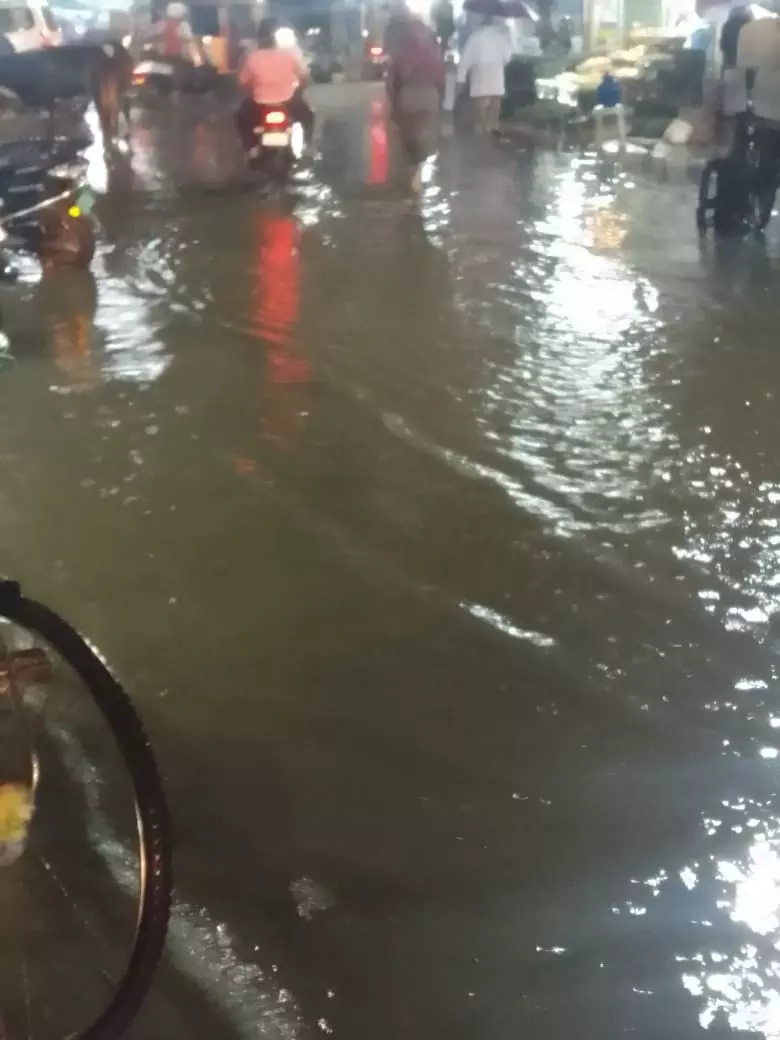 வடியாத மழைநீர் வடியாத மழைநீர்