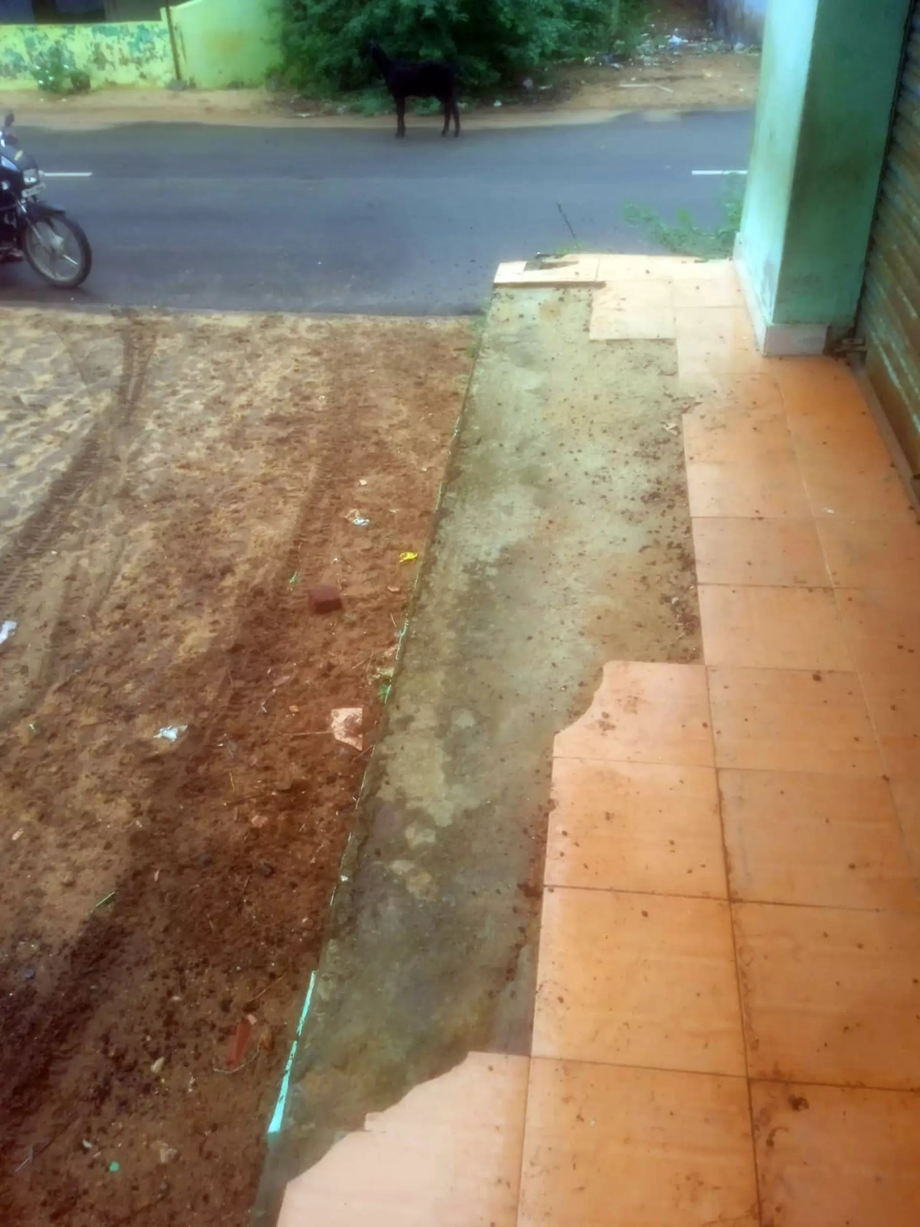 சேதமடைந்த கலையரங்கம் சேதமடைந்த கலையரங்கம்