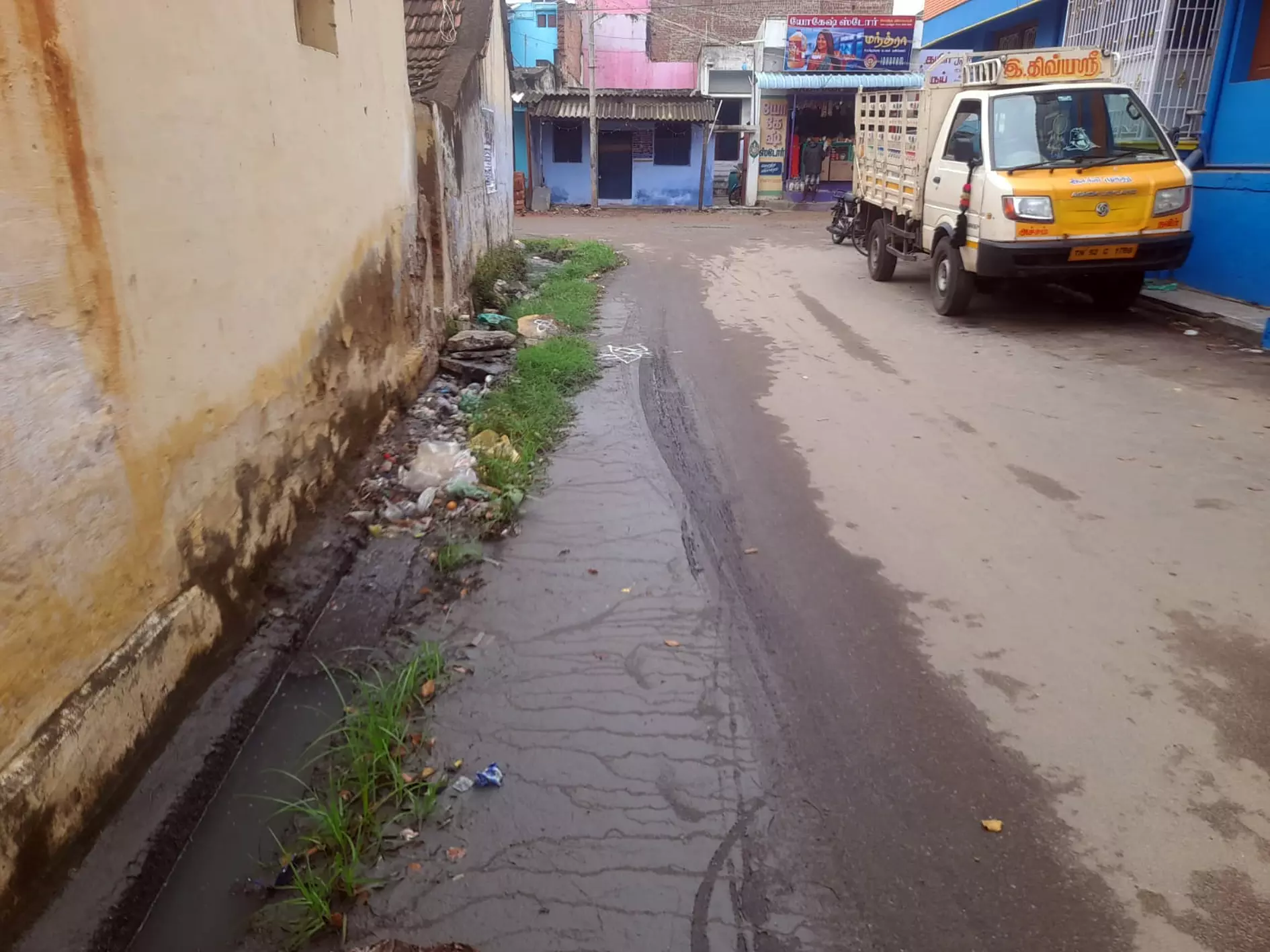 சாலையில் ஓடும் கழிவுநீர் சாலையில் ஓடும் கழிவுநீர்