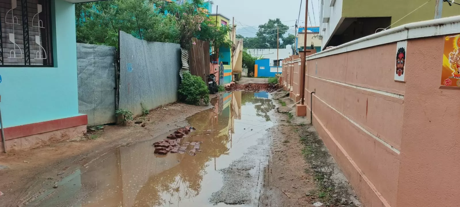 தெருவில் தேங்கும் மழைநீர் தெருவில் தேங்கும் மழைநீர்