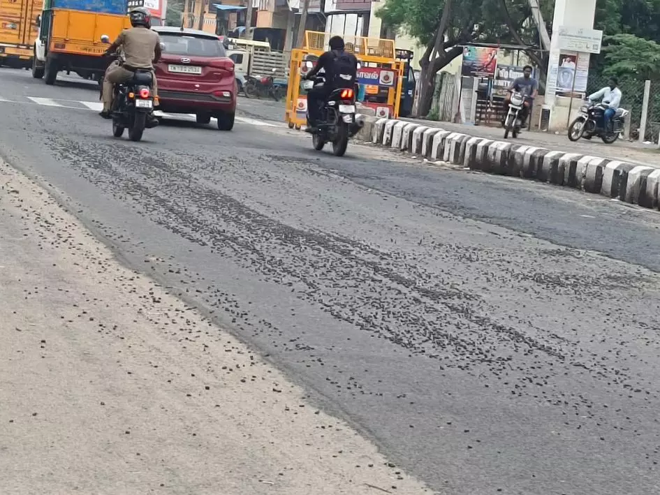 சாலையில் சிதறி கிடக்கும் ஜல்லி கற்கள் சாலையில் சிதறி கிடக்கும் ஜல்லி கற்கள்