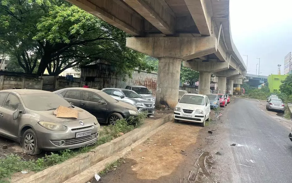 ஆக்கிரமித்து நிறுத்தப்பட்ட வாகனங்கள் ஆக்கிரமித்து நிறுத்தப்பட்ட வாகனங்கள்