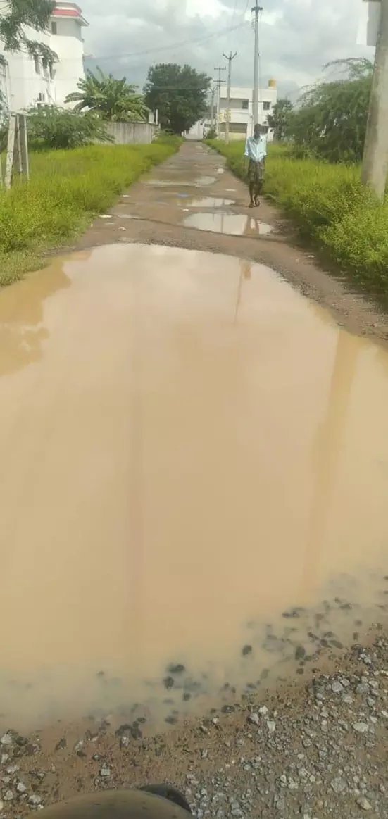 சாலையில் தேங்கிய மழைநீர் சாலையில் தேங்கிய மழைநீர்