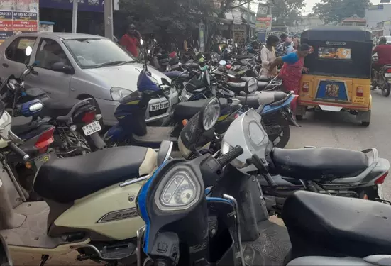 சாலையின் நடுவே தடுப்புச்சுவர் அமைப்பார்களா? சாலையின் நடுவே தடுப்புச்சுவர் அமைப்பார்களா?