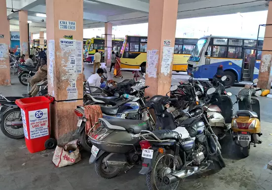 புதிய பஸ் நிலையத்தில் நிறுத்தப்படும் வாகனங்கள் புதிய பஸ் நிலையத்தில் நிறுத்தப்படும் வாகனங்கள்