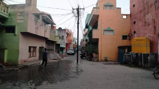 தெரு நடுவே இருக்கும் மின்கம்பத்தால் இடையூறு தெரு நடுவே இருக்கும் மின்கம்பத்தால் இடையூறு