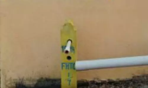 காட்சி பொருளான குடிநீர்குழாய் காட்சி பொருளான குடிநீர்குழாய்