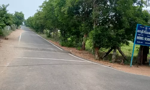 சாலையின் குறுக்கே கிடக்கும் கேபிள் வயர் சாலையின் குறுக்கே கிடக்கும் கேபிள் வயர்