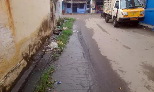 சாலையில் ஓடும் கழிவுநீர் சாலையில் ஓடும் கழிவுநீர்