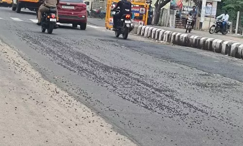 சாலையில் சிதறி கிடக்கும் ஜல்லி கற்கள்