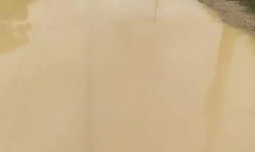 சாலையில் தேங்கிய மழைநீர்