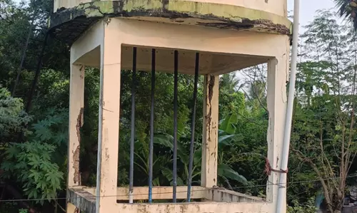 குடிநீர் தொட்டி சேதம் குடிநீர் தொட்டி சேதம்