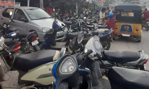 சாலையின் நடுவே தடுப்புச்சுவர் அமைப்பார்களா?