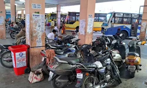 புதிய பஸ் நிலையத்தில் நிறுத்தப்படும் வாகனங்கள்