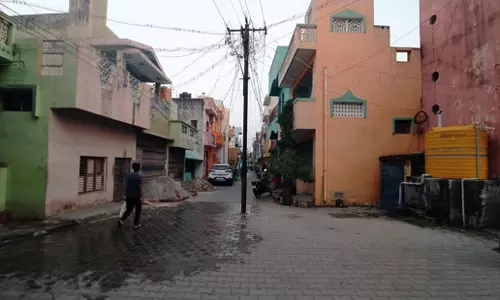 தெரு நடுவே இருக்கும் மின்கம்பத்தால் இடையூறு