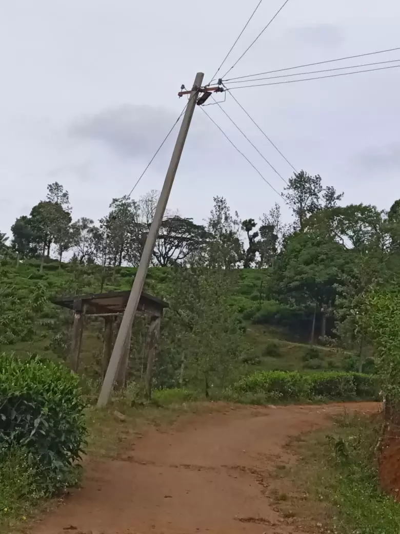 சேதம் அடைந்த மின்கம்பம் சேதம் அடைந்த மின்கம்பம்