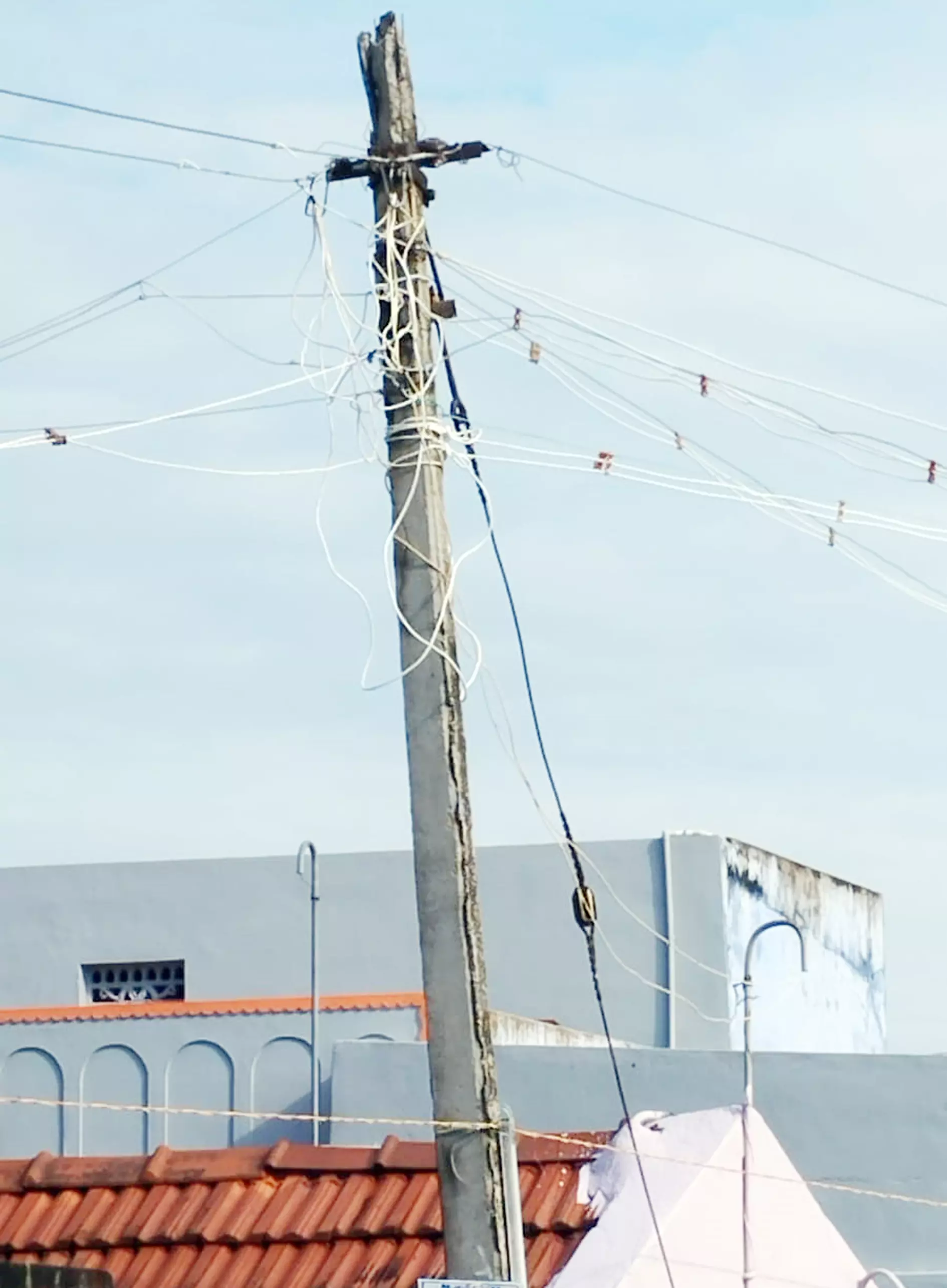 ஆபத்தான மின்கம்பம்