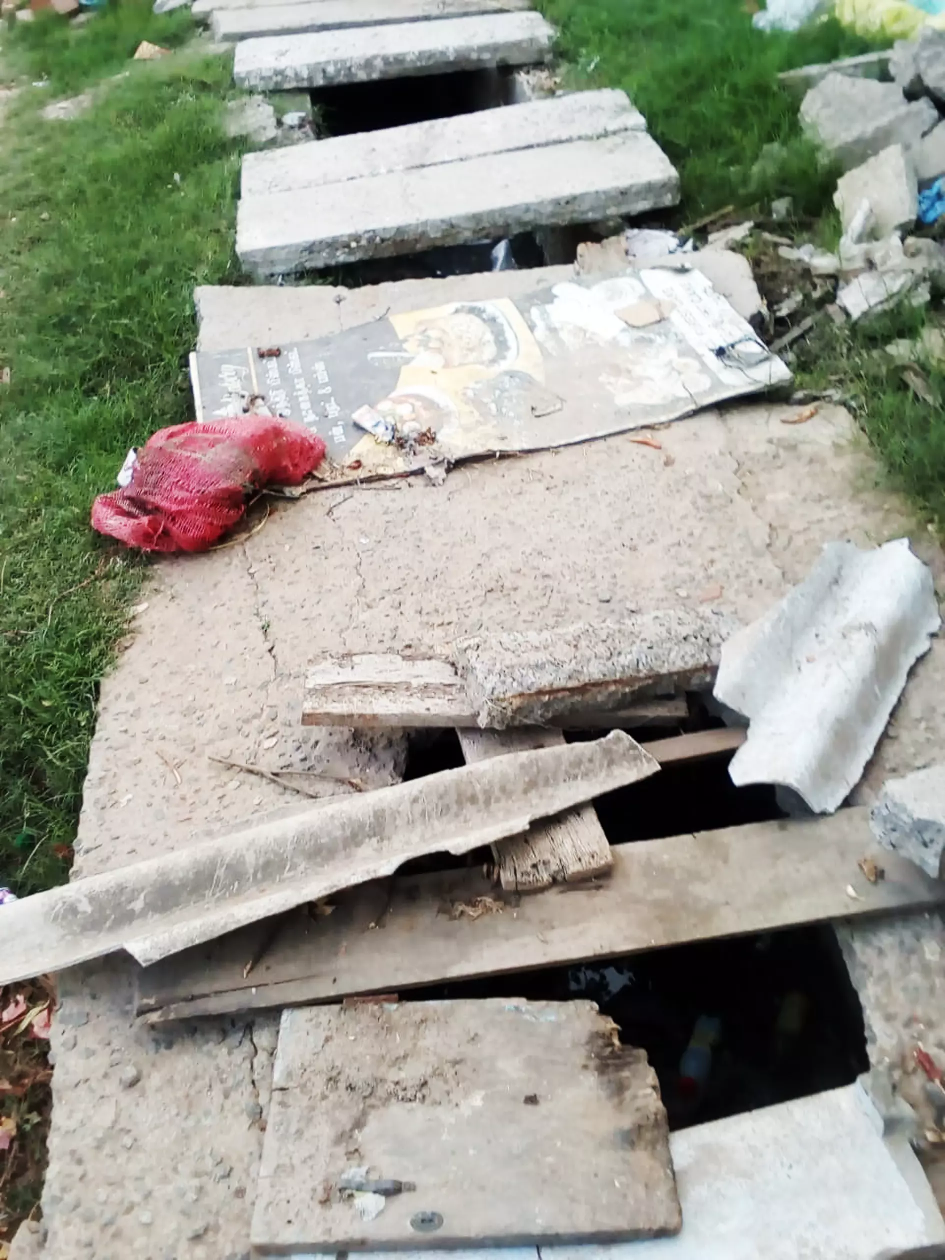 வாறுகால் மூடி சேதம்