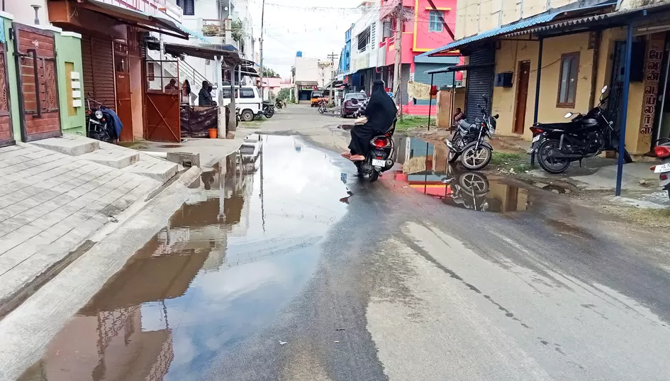 சாலையில் தேங்கும் தண்ணீர்