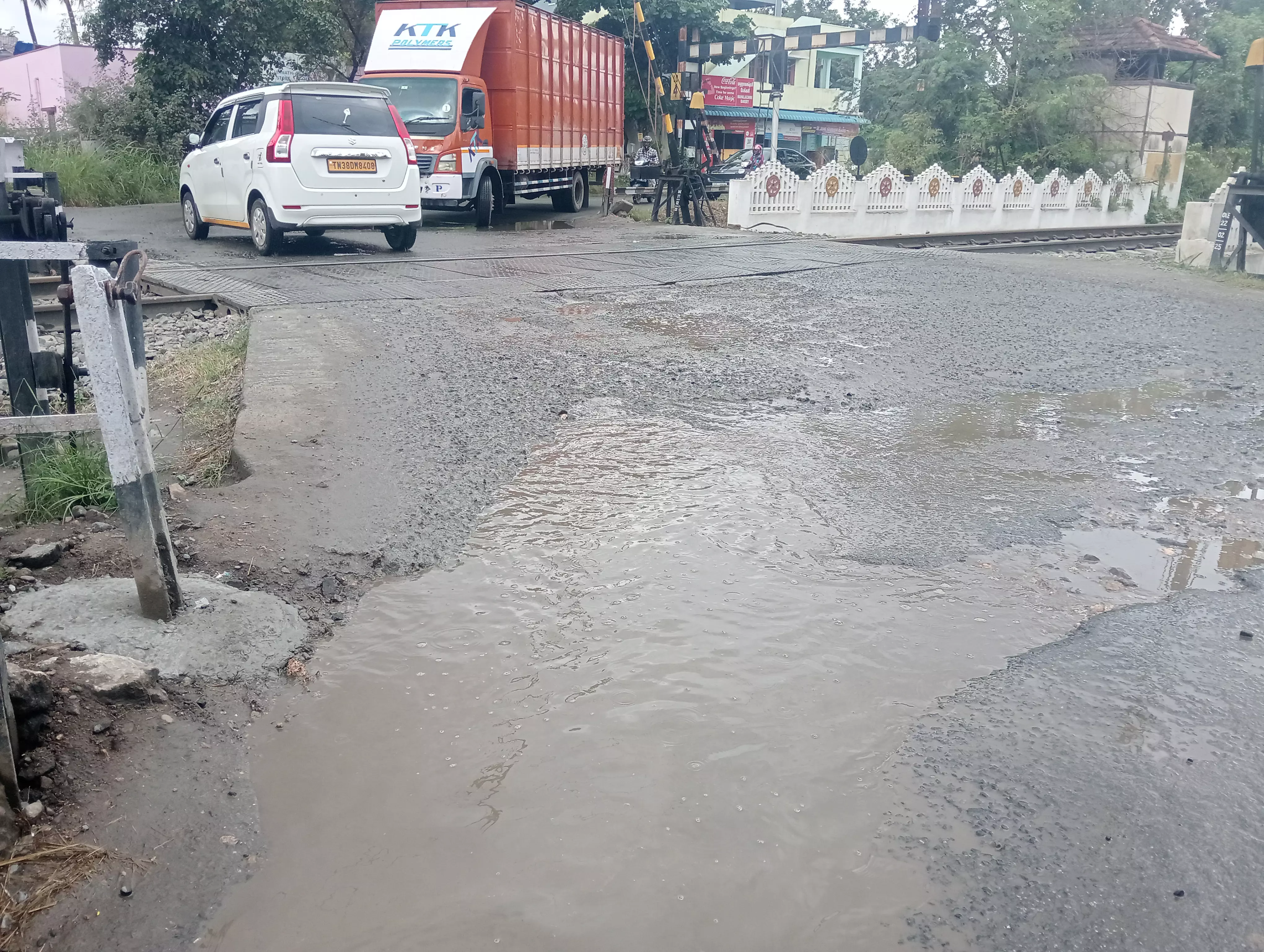 குண்டும், குழியுமான சாலை குண்டும், குழியுமான சாலை