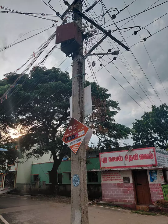 மின்கம்பம் சேதம் மின்கம்பம் சேதம்